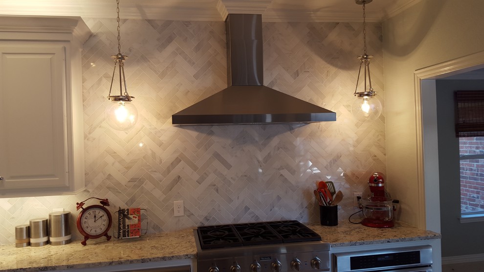 Home design - transitional home design idea in Dallas