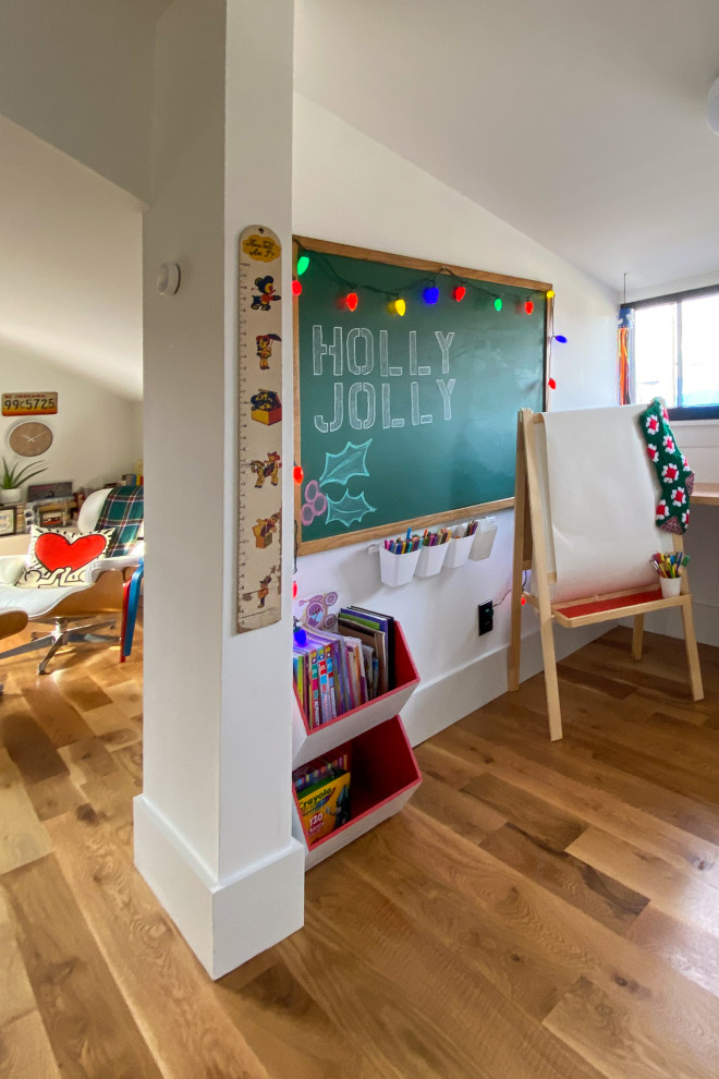 Ejemplo de dormitorio infantil de 4 a 10 años y abovedado moderno pequeño con escritorio, paredes blancas, suelo de madera clara y suelo marrón
