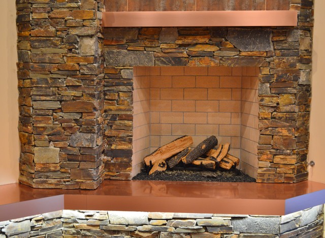 Desert Mountain Copperwork modern-wohnbereich