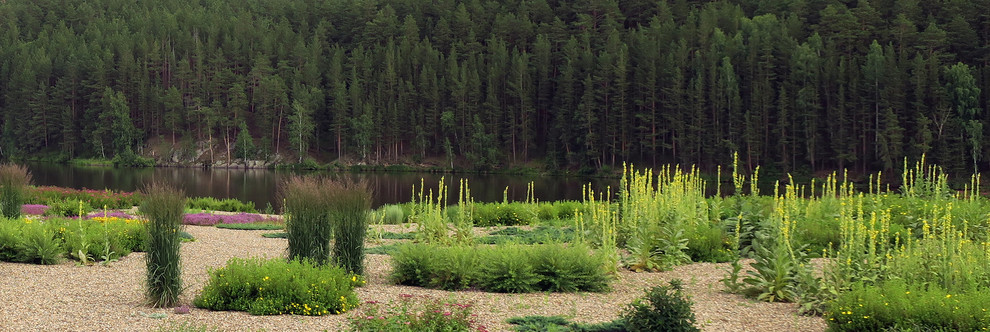 Photo of a contemporary garden in Yekaterinburg.