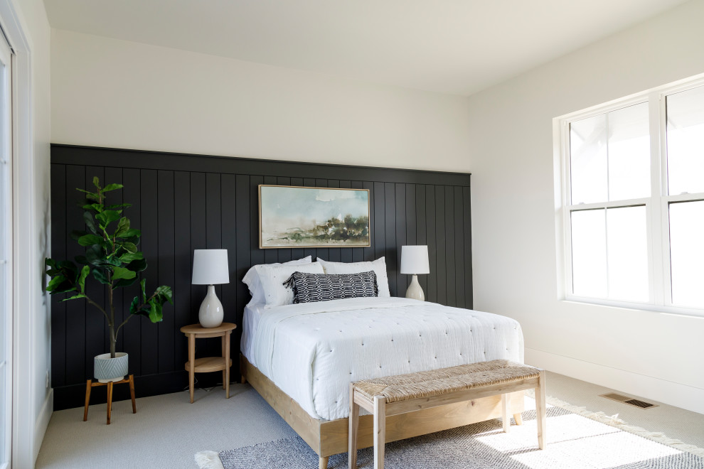 Imagen de habitación de invitados campestre de tamaño medio con paredes blancas, moqueta y panelado