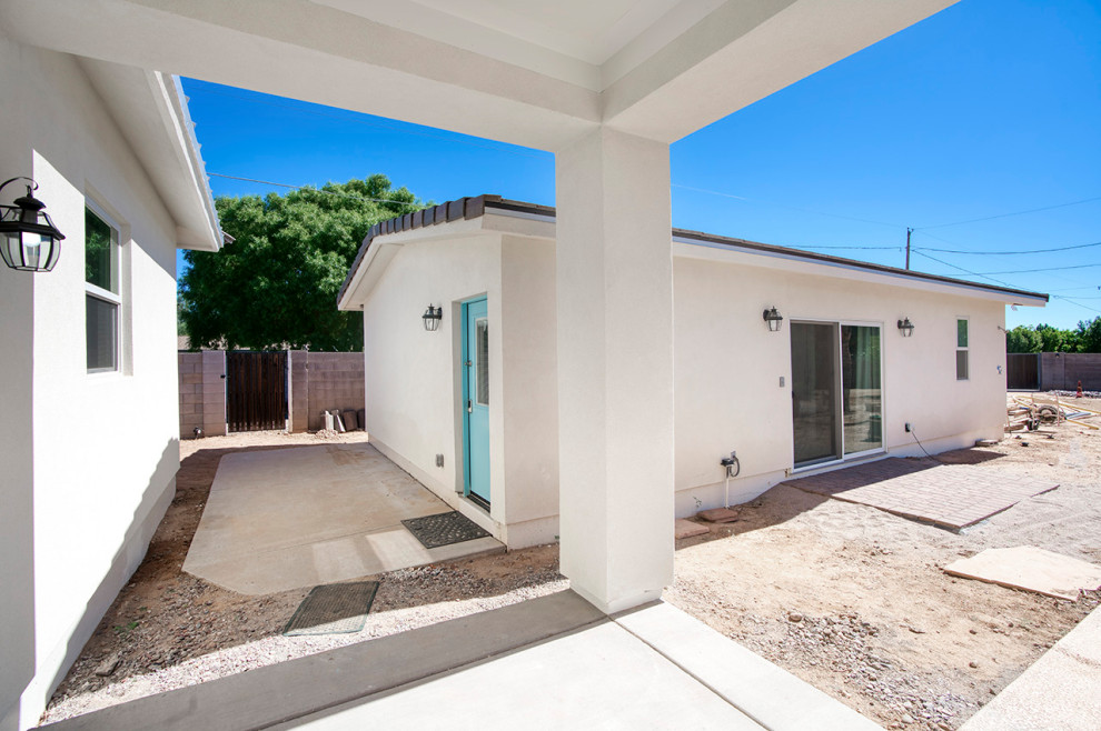 Example of a transitional home design design in Phoenix