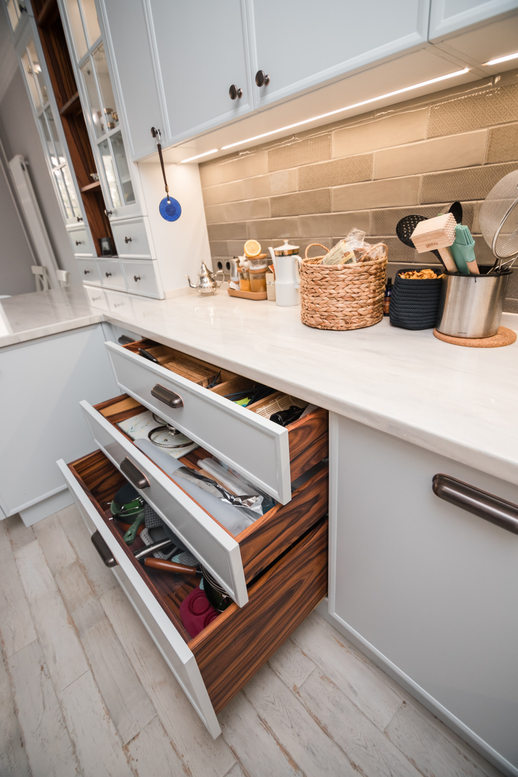 Светлая кухня с деревянными элементами