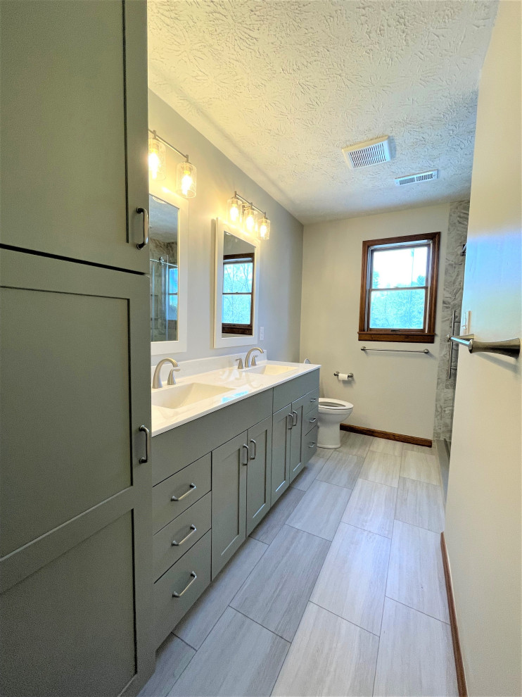 Пример оригинального дизайна: главная ванная комната среднего размера в стиле модернизм с фасадами в стиле шейкер, серыми фасадами, душем в нише, раздельным унитазом, серой плиткой, керамогранитной плиткой, белыми стенами, полом из винила, монолитной раковиной, мраморной столешницей, серым полом, душем с раздвижными дверями, белой столешницей, нишей, тумбой под две раковины и встроенной тумбой