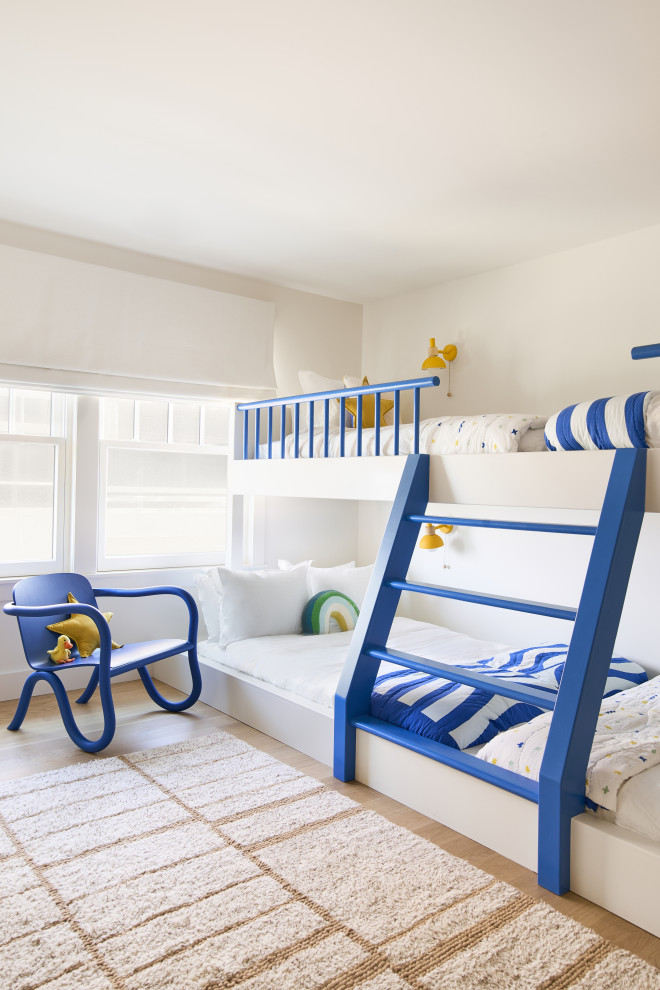 Aménagement d'une chambre d'enfant bord de mer avec un lit superposé.