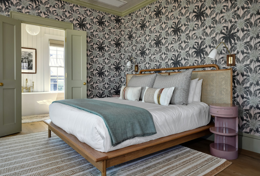 Foto de dormitorio principal clásico renovado sin chimenea con paredes multicolor, suelo de madera en tonos medios, suelo marrón, machihembrado y papel pintado