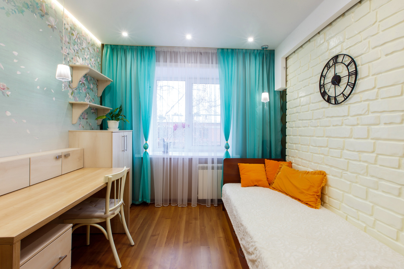 Бирюзовая спальня для молодой девушки.