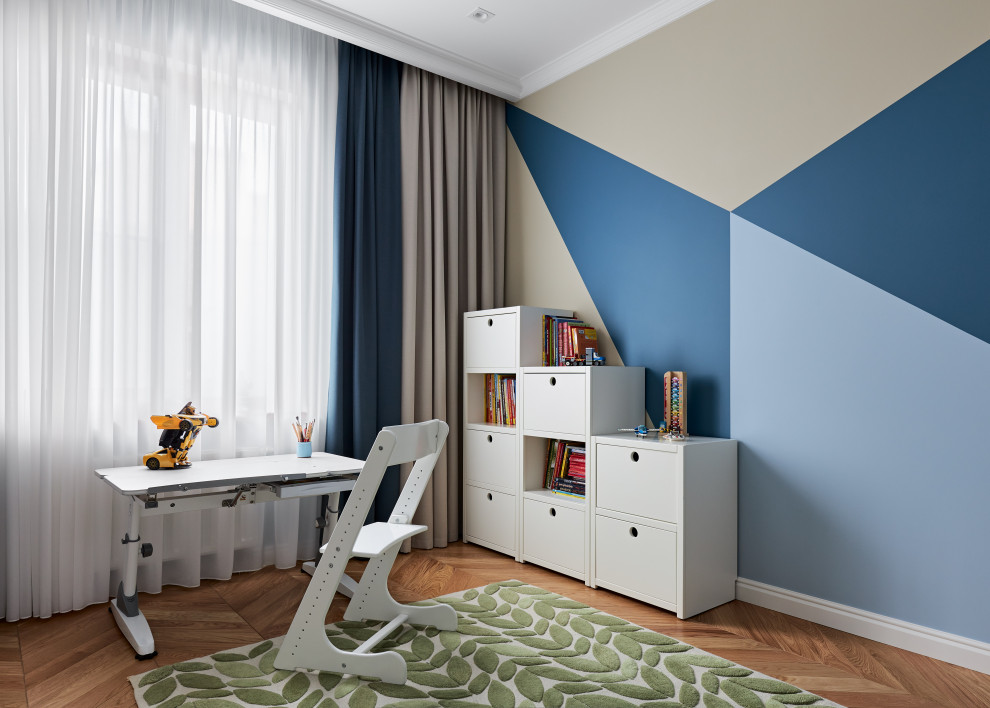 Inspiration för mellanstora klassiska pojkrum kombinerat med skrivbord och för 4-10-åringar, med flerfärgade väggar, mellanmörkt trägolv och orange golv