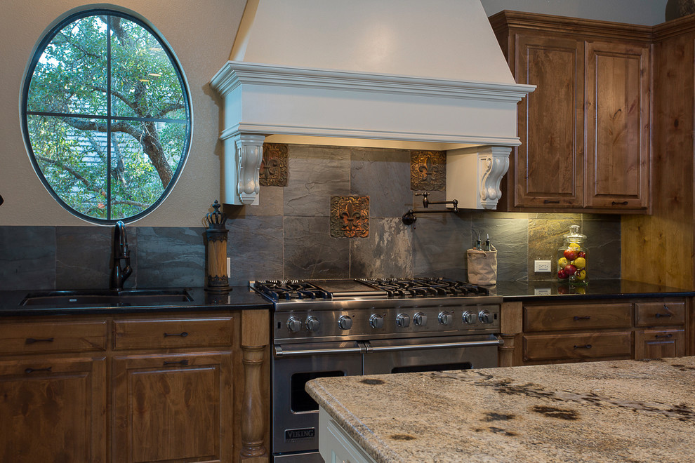 Kitchen - kitchen idea in Austin
