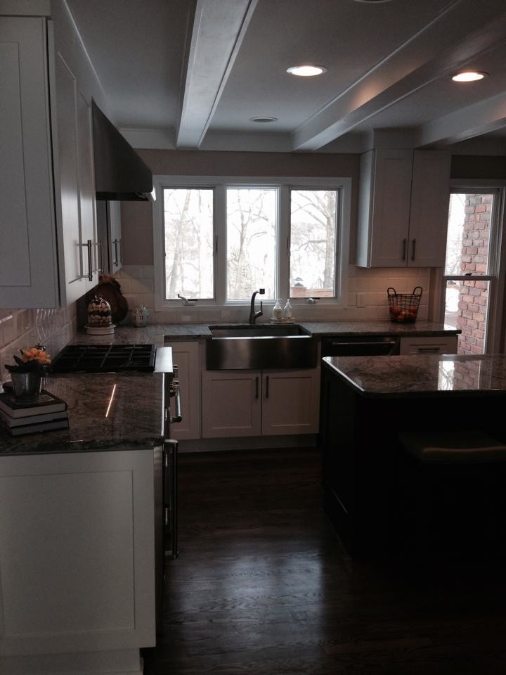 Mid-sized transitional kitchen photo in Detroit