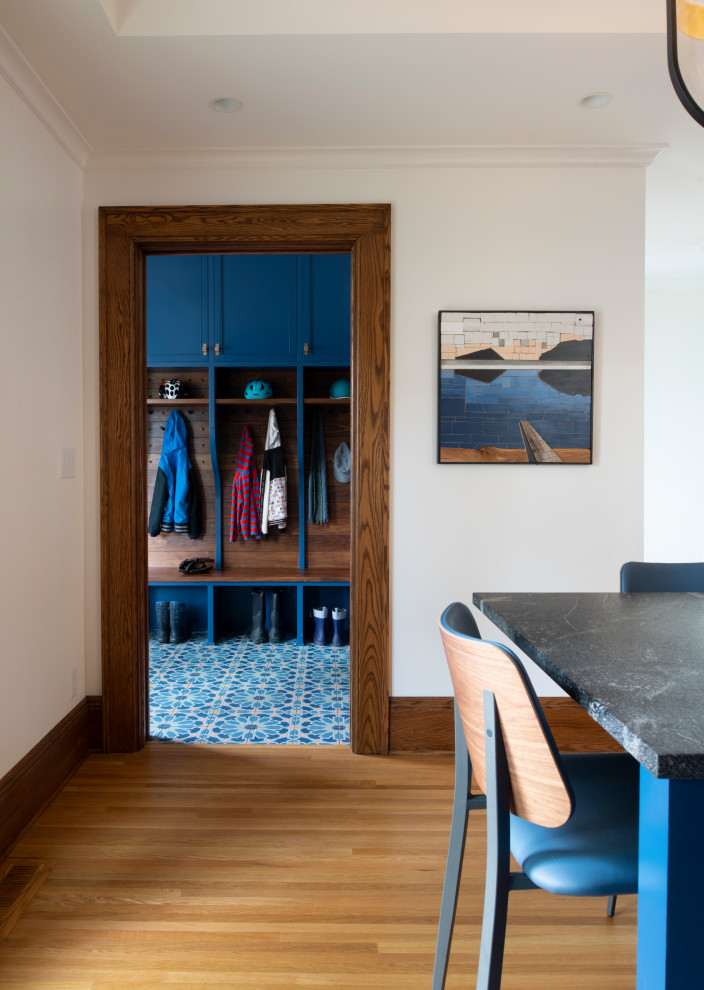 Идея дизайна: тамбур среднего размера в стиле неоклассика (современная классика) с бежевыми стенами, полом из керамической плитки и синим полом