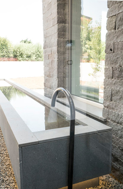 House M contemporary-courtyard