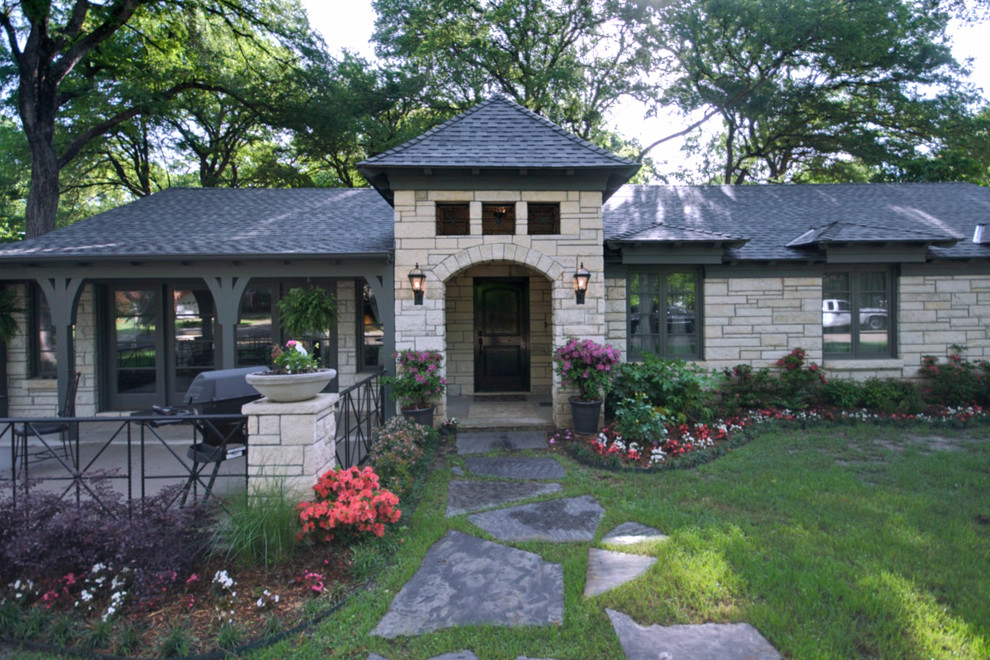Inspiration for a transitional exterior in Dallas.