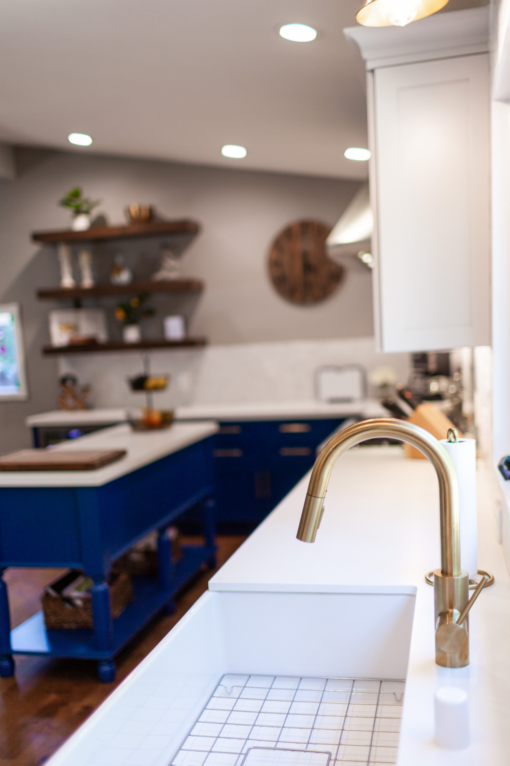 Stunning Kitchen w Blue Island
