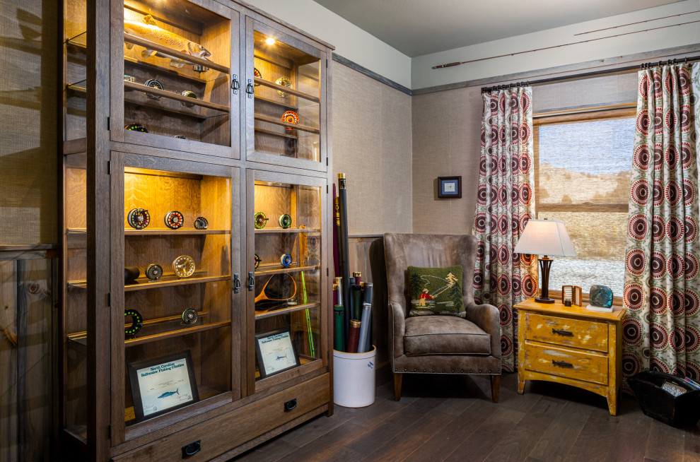Réalisation d'un bureau atelier craftsman de taille moyenne avec un mur beige, un sol en bois brun, un bureau intégré, un sol marron et du papier peint.