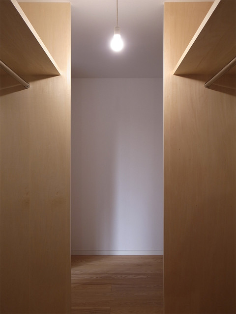 大倉山のアッシュハウス ウォークインクローゼット Modern Bedroom Yokohama By 村上建築設計室 Houzz Uk