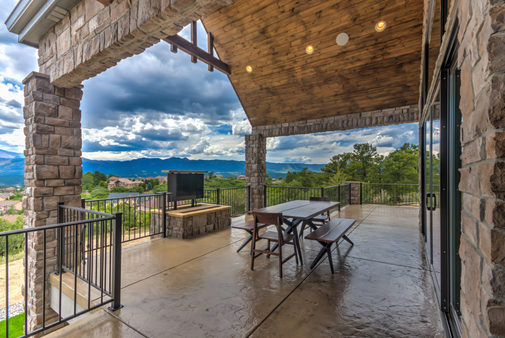 Example of a transitional home design design in Denver