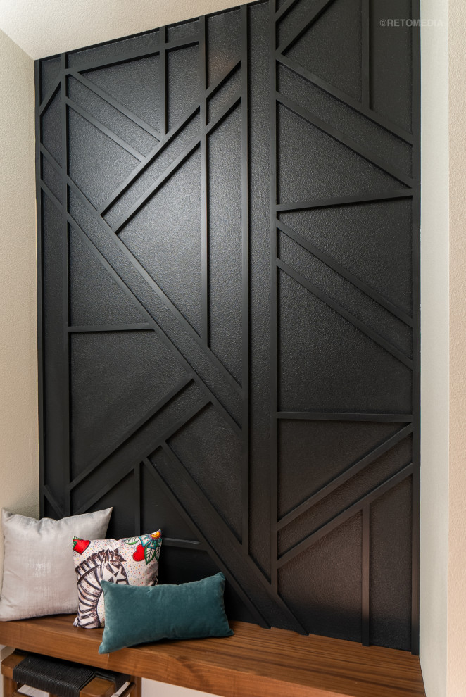 Idée de décoration pour un couloir minimaliste en bois de taille moyenne avec un mur noir.