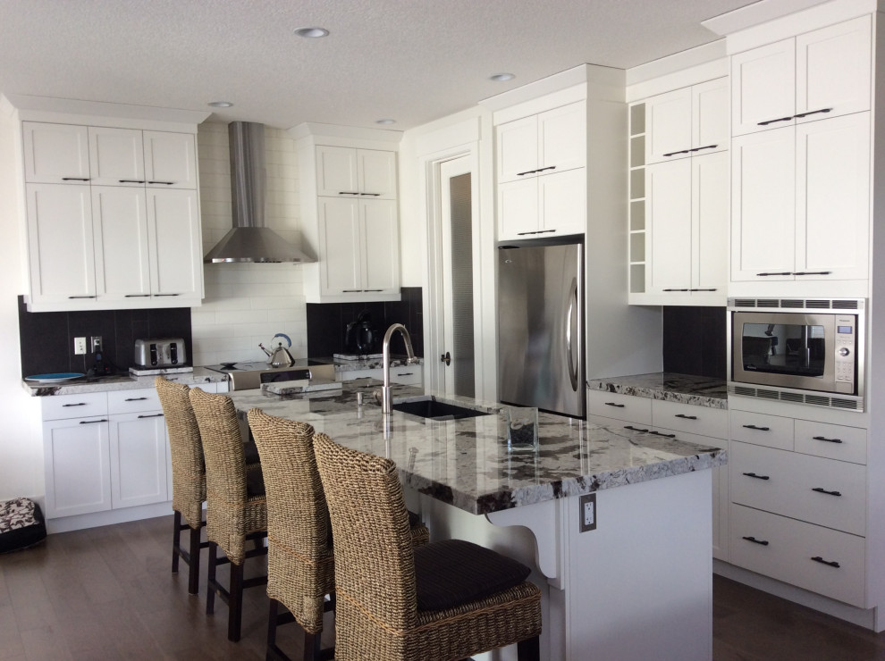 Kitchen - transitional kitchen idea in Calgary