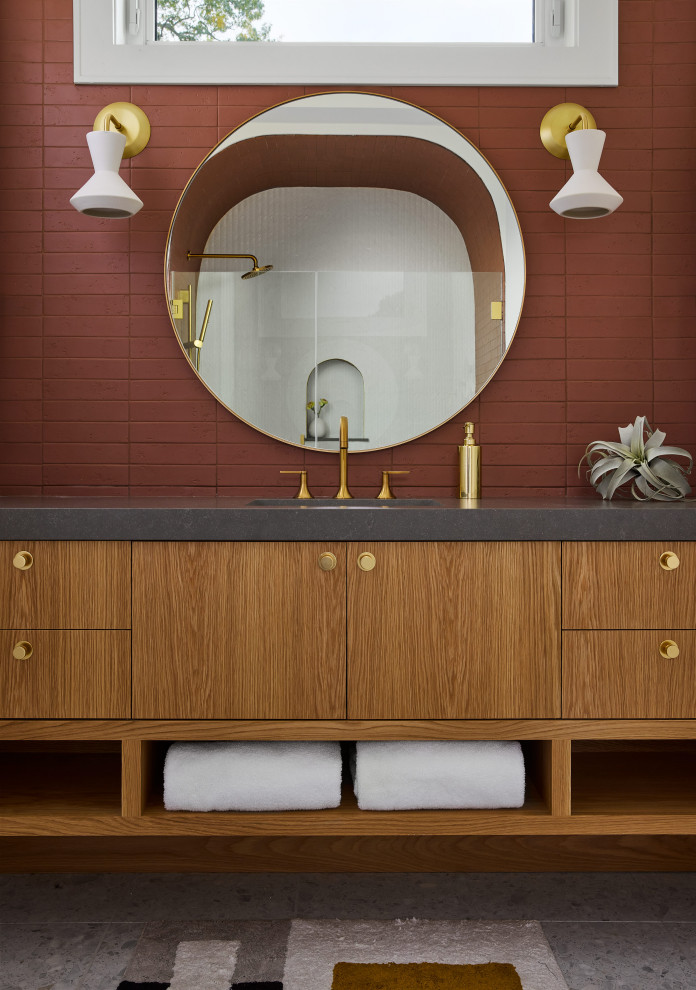 Пример оригинального дизайна: детская ванная комната среднего размера в стиле модернизм с плоскими фасадами, светлыми деревянными фасадами, душем в нише, красной плиткой, терракотовой плиткой, столешницей из искусственного кварца, душем с распашными дверями, серой столешницей, тумбой под одну раковину и подвесной тумбой