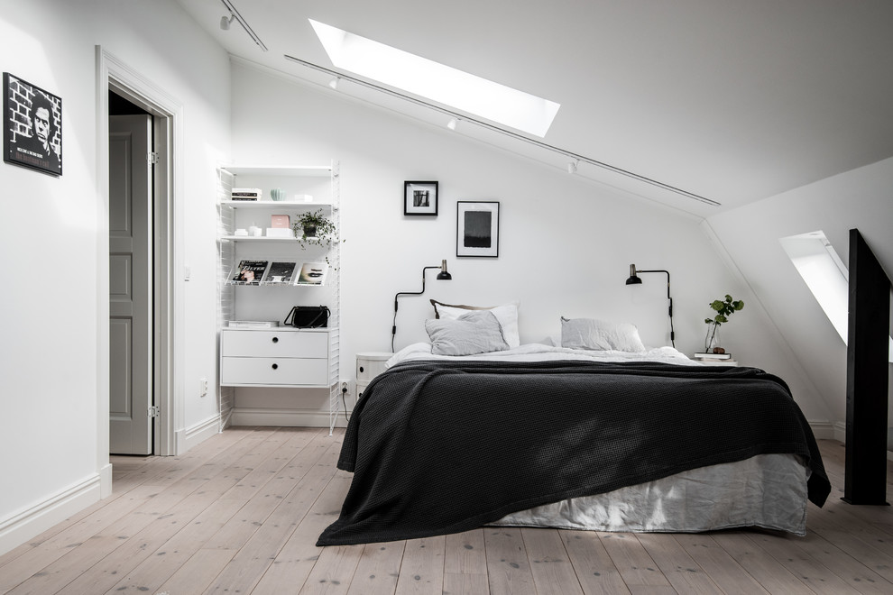 Inspiration for a scandinavian bedroom in Gothenburg with white walls and light hardwood floors.