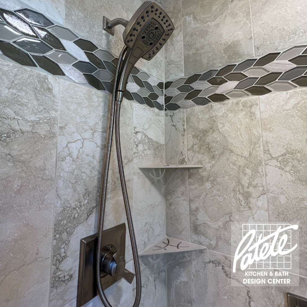 Cette photo montre une douche en alcôve victorienne avec un carrelage beige, des carreaux de céramique, un mur beige, une cabine de douche à porte battante et une niche.