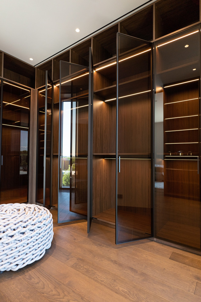 Гардеробная комната с распашными стеклянными RPE фасадами