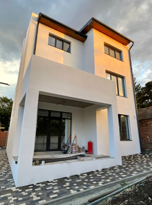 Свежая идея для дизайна: трехэтажный, белый частный загородный дом среднего размера в современном стиле с облицовкой из цементной штукатурки, двускатной крышей, металлической крышей, серой крышей и отделкой планкеном - отличное фото интерьера