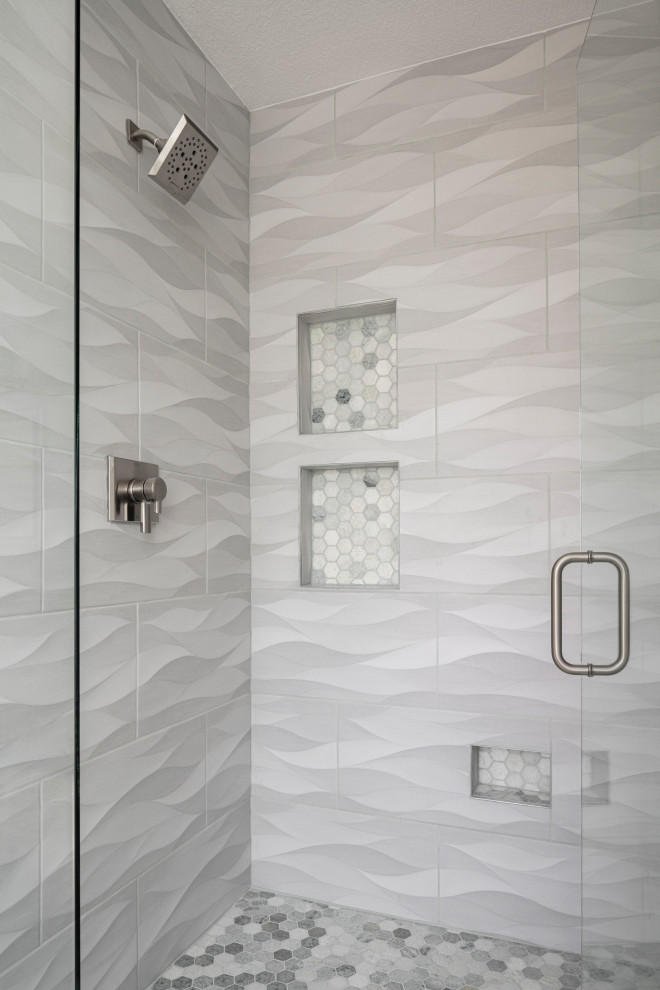 Inredning av ett stort vit vitt en-suite badrum, med en öppen dusch, grå kakel, keramikplattor, dusch med gångjärnsdörr, luckor med upphöjd panel, klinkergolv i porslin, grått golv och grå väggar