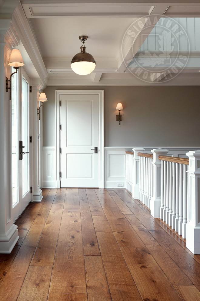 Imagen de recibidores y pasillos tradicionales renovados grandes con paredes blancas, suelo de madera en tonos medios, suelo marrón y casetón