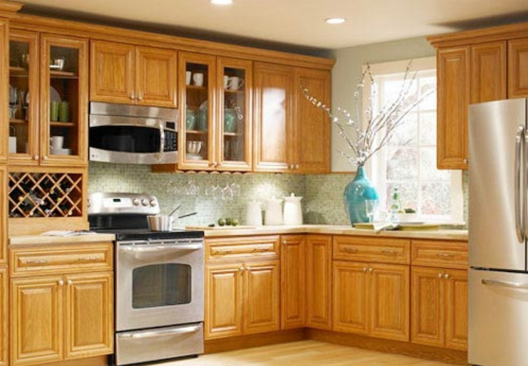 Example of a transitional home design design in Baltimore
