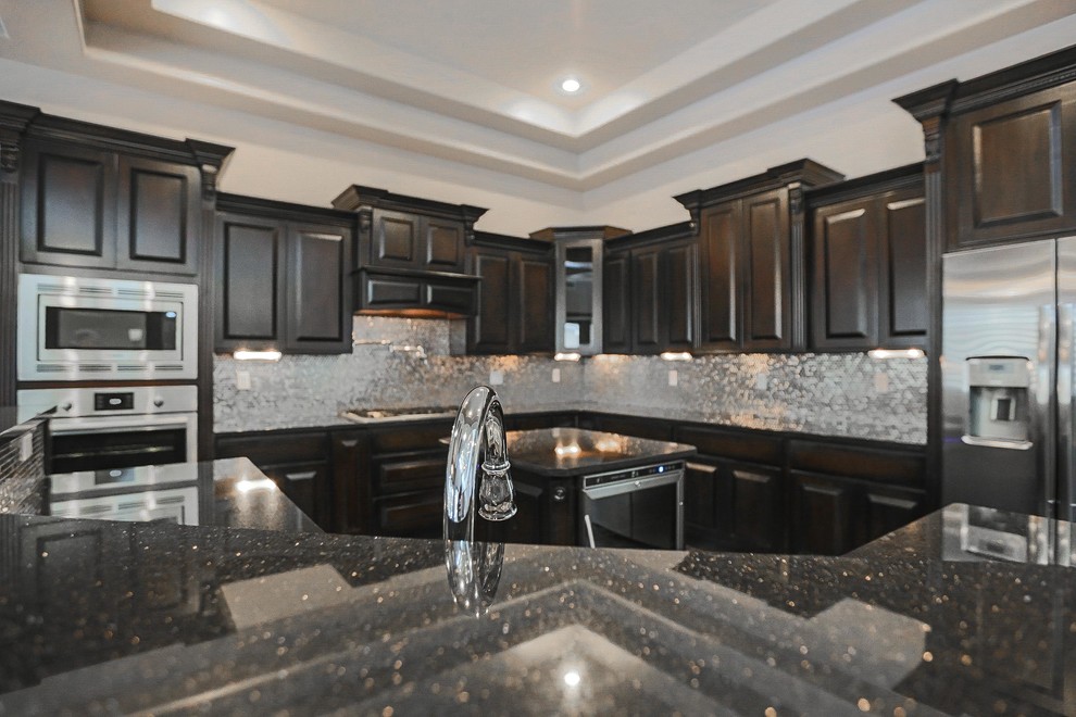Kitchen - transitional kitchen idea in Austin