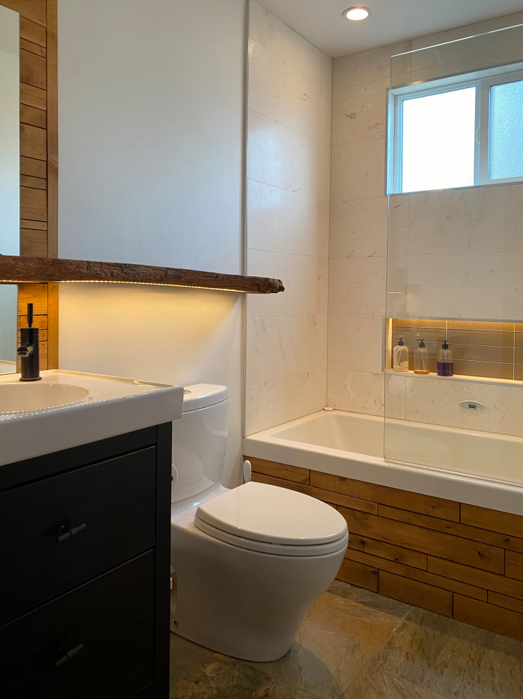 Foto di una piccola stanza da bagno design con ante lisce, vasca ad alcova, piastrelle di pietra calcarea, pareti bianche, pavimento grigio, nicchia, un lavabo e mobile bagno freestanding