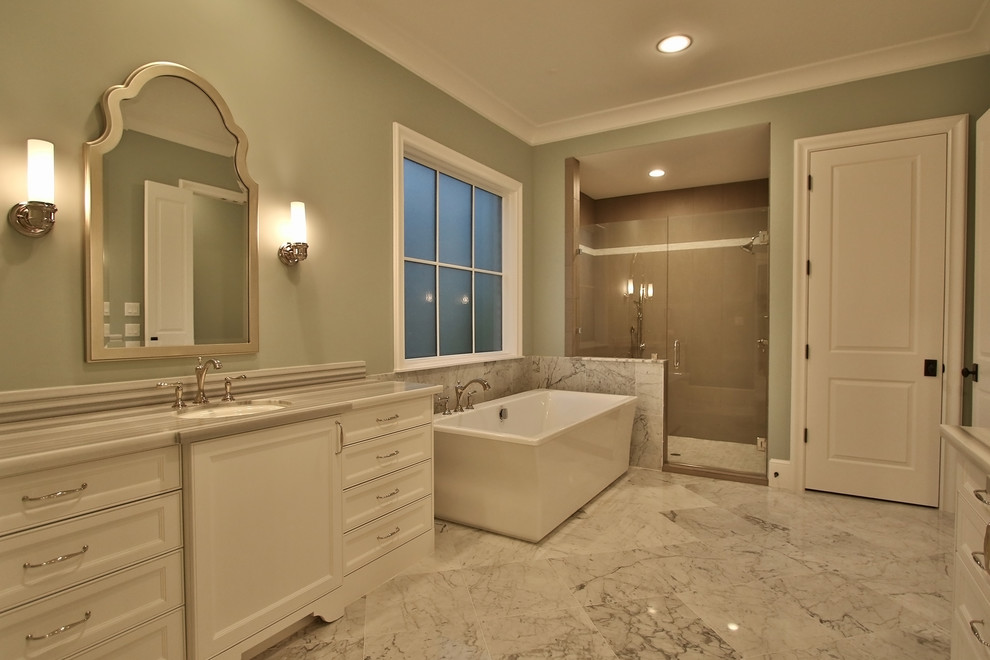 Idéer för mellanstora vintage en-suite badrum, med skåp i shakerstil, grå skåp, ett fristående badkar, en dusch i en alkov, marmorgolv, ett undermonterad handfat och granitbänkskiva