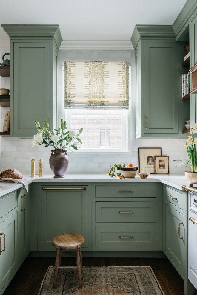 Idee per una cucina classica con ante verdi, paraspruzzi bianco, paraspruzzi in marmo e top bianco