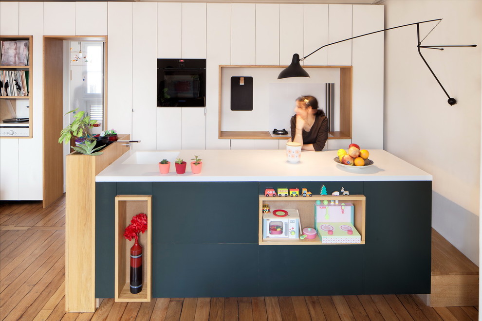 Small scandinavian galley open plan kitchen in Paris with with island.