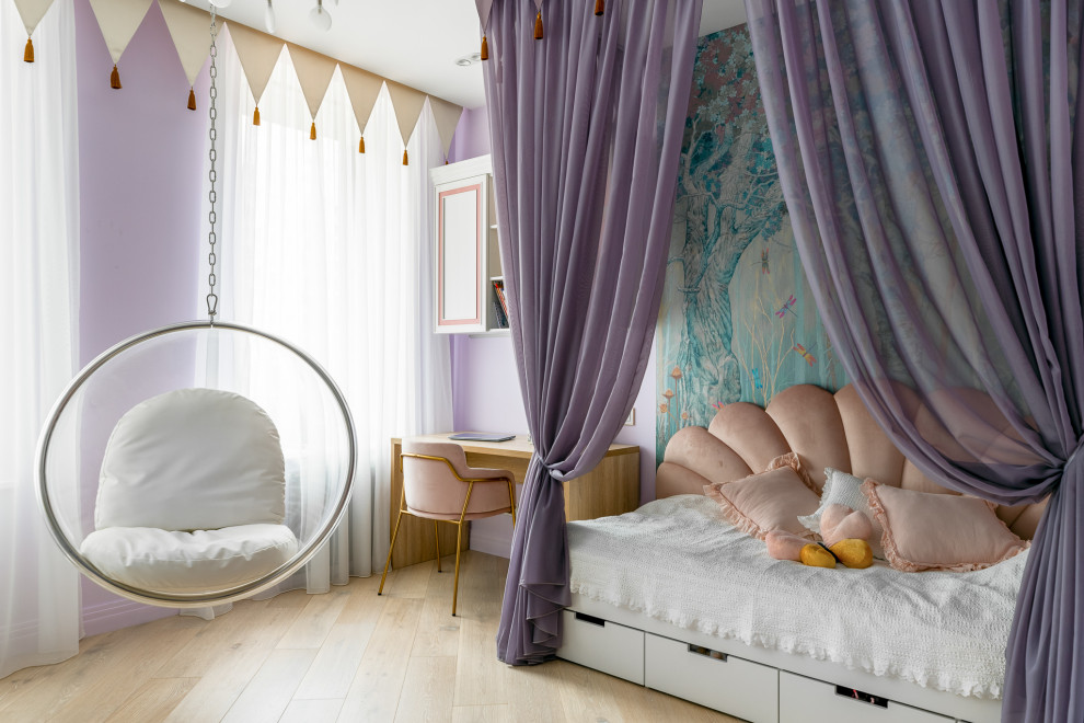 Ispirazione per una cameretta da bambina design con pareti multicolore e pavimento beige