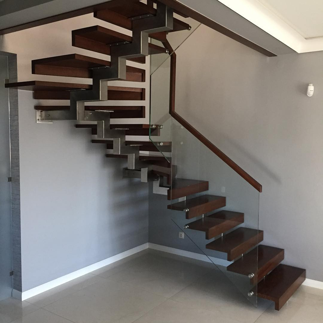 Лестница на центральном косоуре с дубовыми ступенями