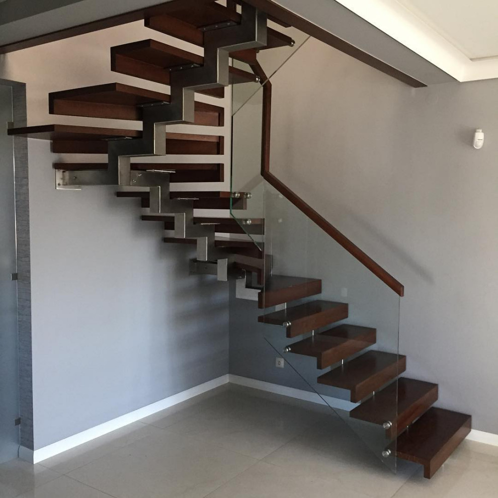 Лестница на центральном косоуре с дубовыми ступенями