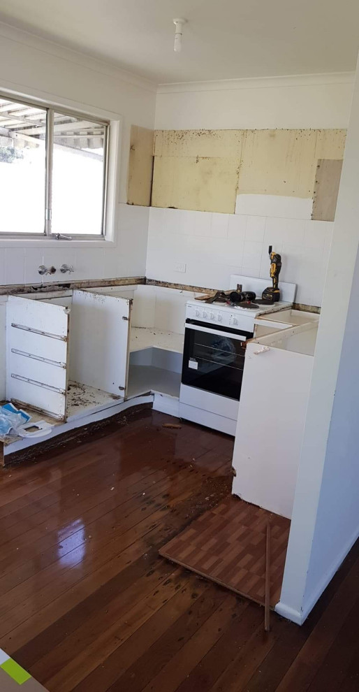 This is an example of a contemporary kitchen in Brisbane.