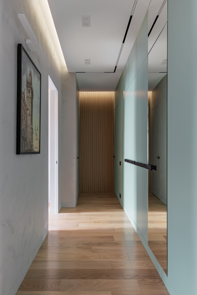 На фото: коридор среднего размера: освещение в современном стиле с зелеными стенами, паркетным полом среднего тона и коричневым полом