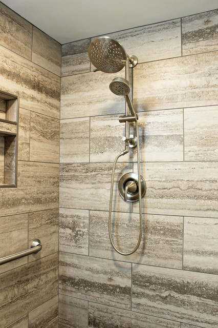 Gray Master Bathroom with Tiled Shower and Barn Door badevaerelse