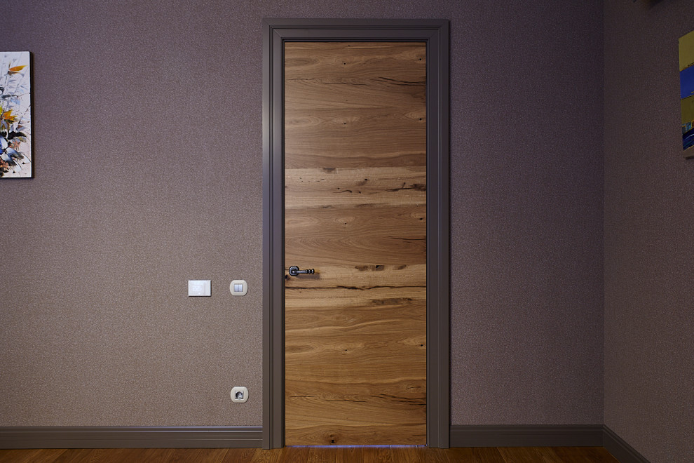 Idee per una piccola camera degli ospiti contemporanea con pareti marroni, pavimento in laminato e pavimento marrone