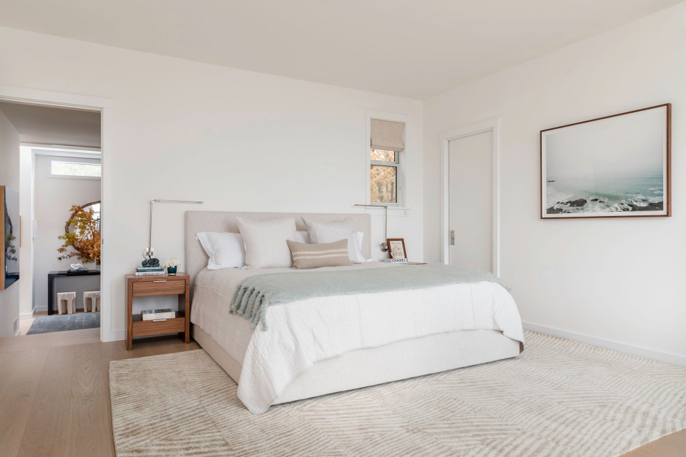 Свежая идея для дизайна: хозяйская спальня среднего размера в морском стиле с белыми стенами, светлым паркетным полом и бежевым полом - отличное фото интерьера