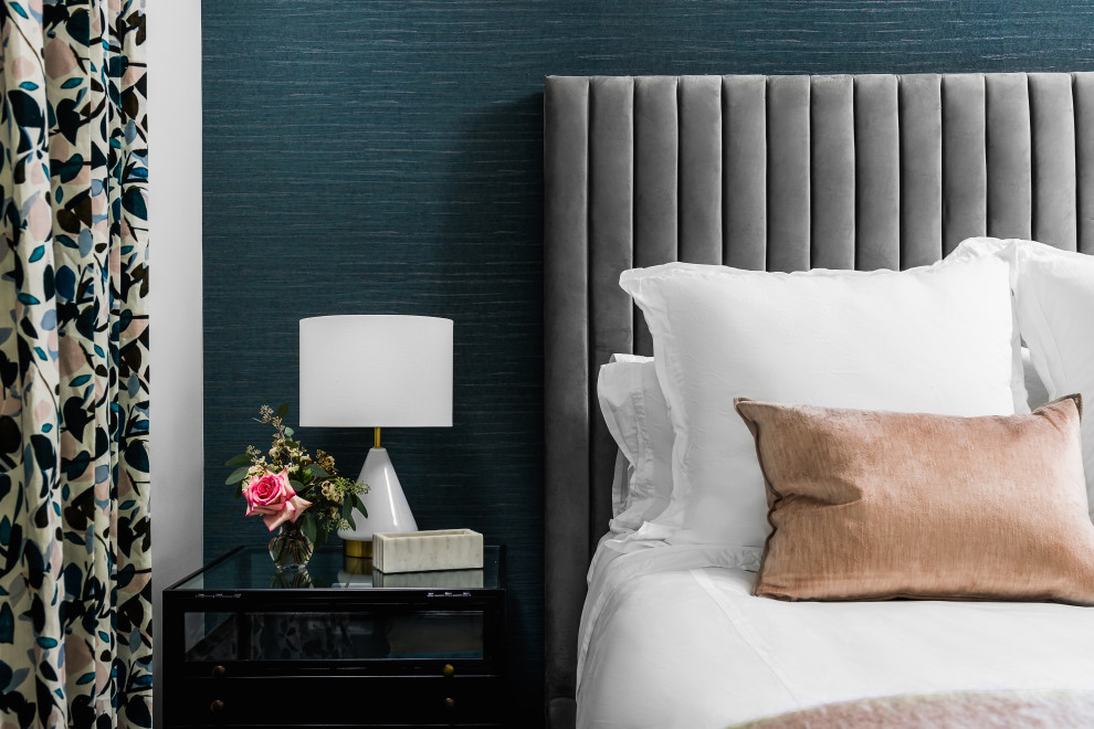 На фото: гостевая спальня среднего размера, (комната для гостей) в стиле неоклассика (современная классика) с синими стенами, паркетным полом среднего тона и обоями на стенах без камина с