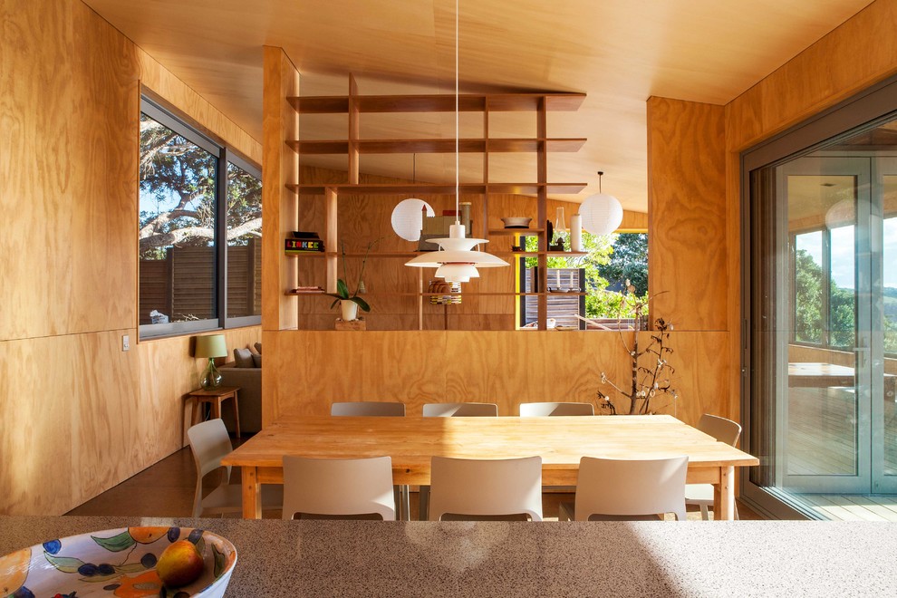 Design ideas for a midcentury dining room in Auckland.