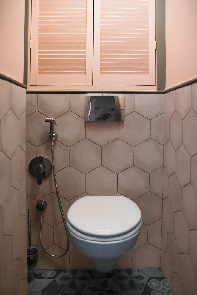 На фото: маленький туалет в скандинавском стиле с инсталляцией, розовыми стенами, полом из керамогранита и серым полом для на участке и в саду с