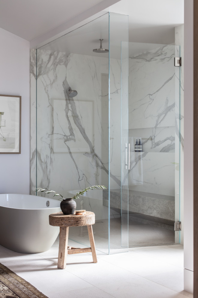 Idée de décoration pour une salle de bain design avec une baignoire indépendante, un carrelage blanc, des dalles de pierre, un mur blanc et un sol blanc.