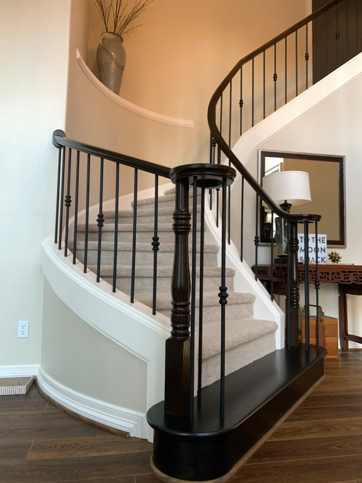 Foto de escalera curva clásica renovada de tamaño medio con escalones enmoquetados, contrahuellas enmoquetadas y barandilla de madera