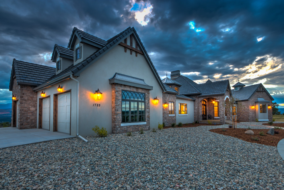 Transitional home design photo in Denver